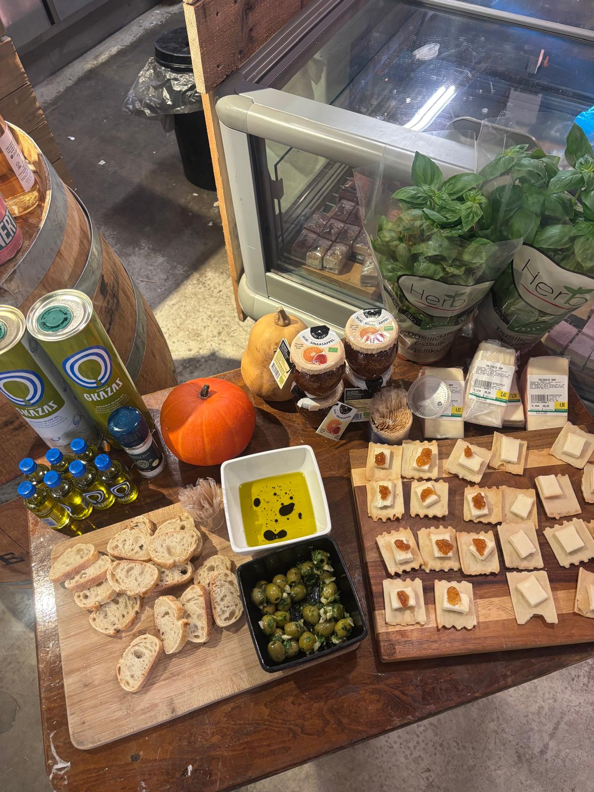 Kaas om te proeven bij Biolicious, met brood en olijven
